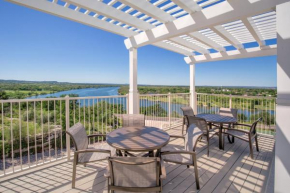 Enjoy the scenery of Lake Marble Falls in 2BD resort condo with family